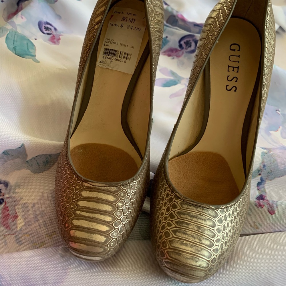 Guess Pumps - image 2